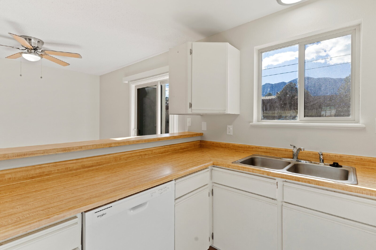 Building Photo - Upgraded 3-Bed Townhome Just Minutes from ...