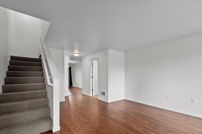 Building Photo - Monroe End Unit Townhome Unit A