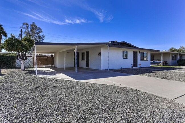 Building Photo - Fully remodeled 3 bed/2 bath home in desir...