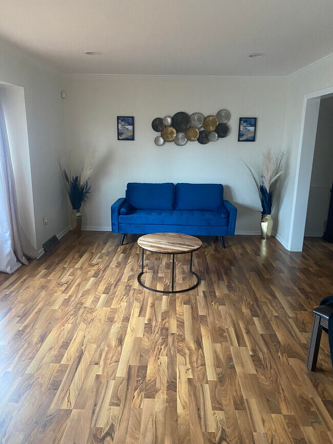 Large Living Room - 48 Augustine Pl