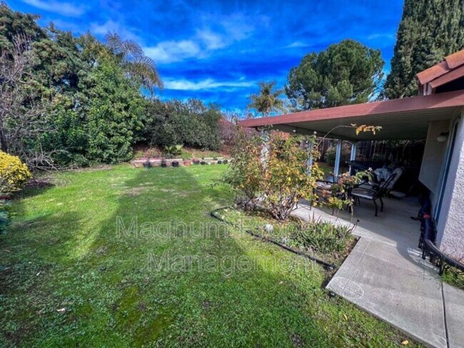 Building Photo - 39761 Rustic Glen Dr