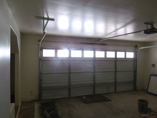 Building Photo - Large Single Family Home in Northwest