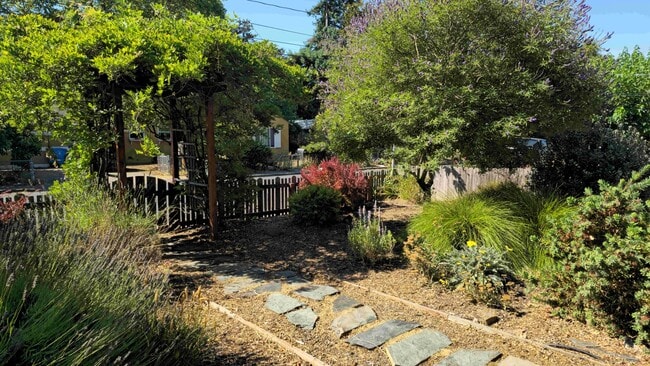 Building Photo - Family Neighborhood In The Heart of Roseland
