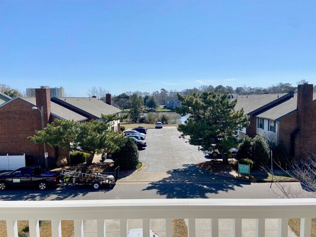 Building Photo - 3BD/3.5 Condo with Garage & Backyard in Shadowlawn! Blocks to the Beach! AVAILABLE NOW!