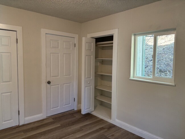 Building Photo - Remodeled 1-bedroom duplex near downtown P...