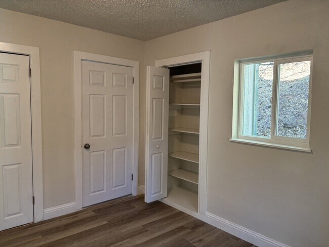 Building Photo - Remodeled 1-bedroom duplex near downtown Placerville.
