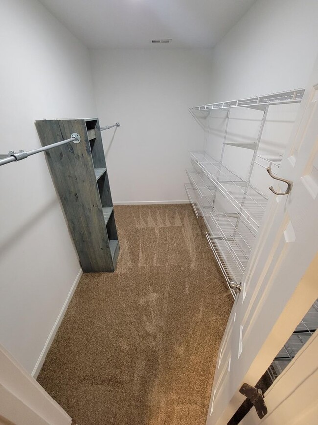 Building Photo - Stunning 4-Bedroom Home for Rent – Availab...