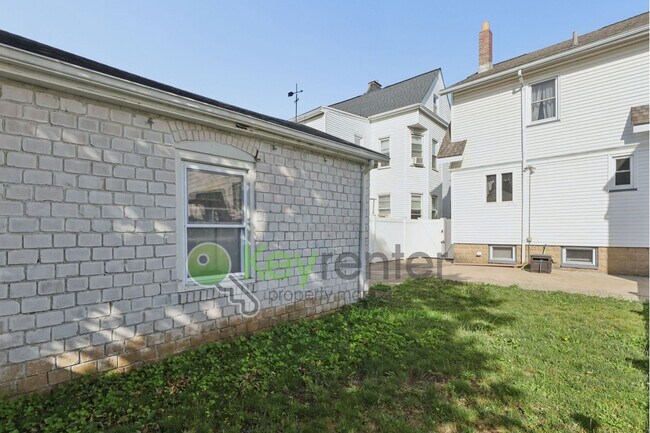 Building Photo - Spacious 4BR Single-Family Home with Garage, Driveway & Fenced Yard in Kearny