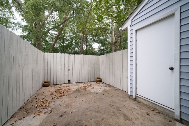 Building Photo - Gorgeous 2 Bedroom, 2.5 Bath Townhome in N Raleigh, Lot of updates!  Pet Friendly!