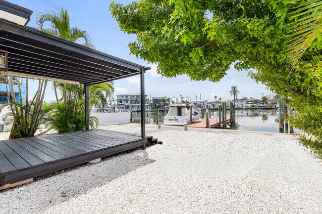 Building Photo - 231 E Madeira Ave