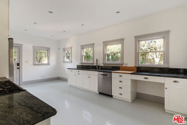 Building Photo - 2027 Canyon Dr