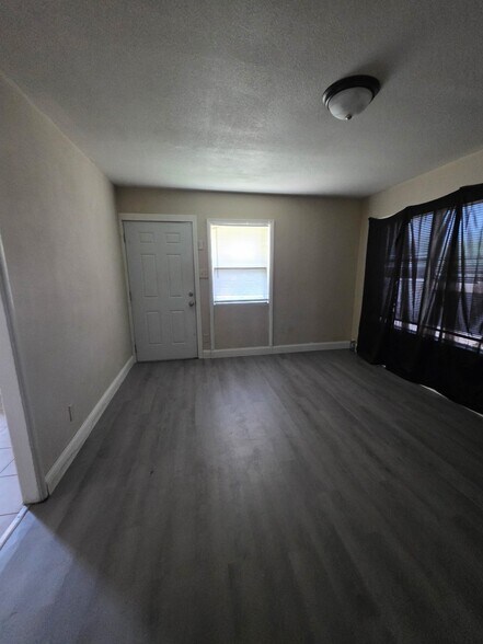 Building Photo - 801 Cantrell Heights St