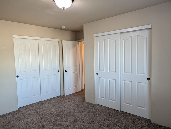 Building Photo - Clean and Upstairs 2 Bed, 2 Bath Apartment in East Medford – Juniper Ridge