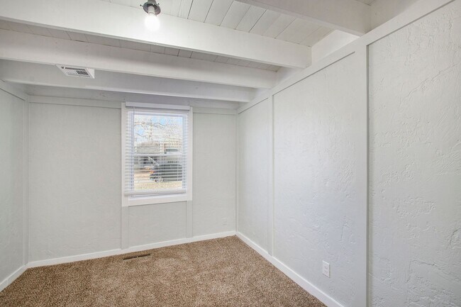 Building Photo - 5335 Reeds Rd