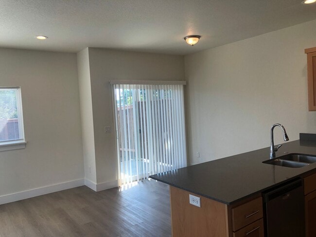 Building Photo - Newer 3 bedroom, 2.5 bath duplex in desirable neighborhood! MOVE IN SPECIAL!