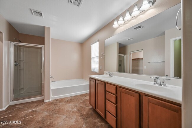 Building Photo - 2185 S Sanders Dr