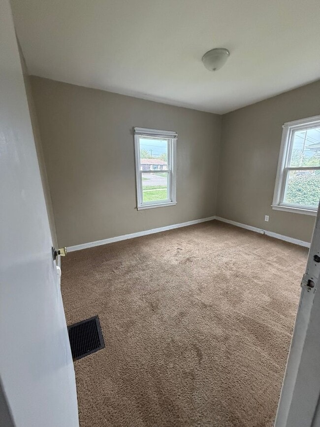 Building Photo - 3 bedroom 1 bath $1500