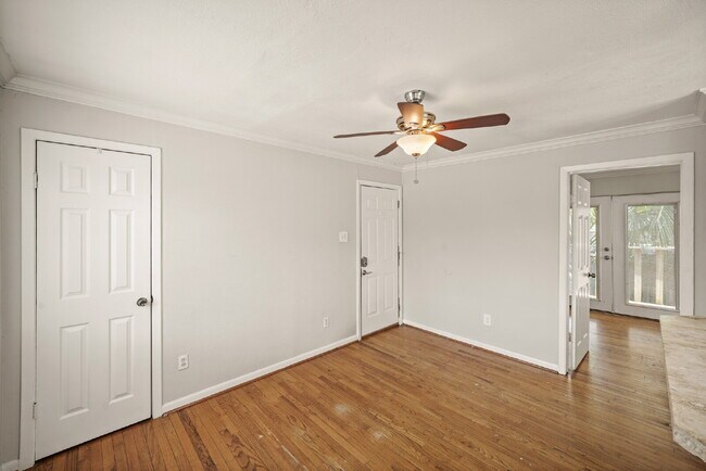 Building Photo - Cozy 1-Bedroom in the Heart of Montrose!