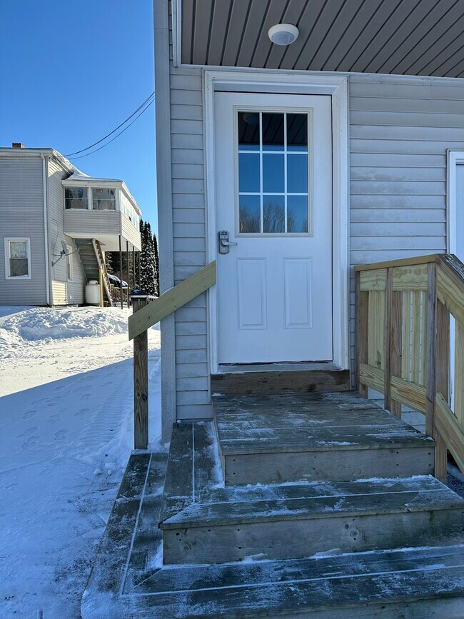 Building Photo - 524 W River Rd