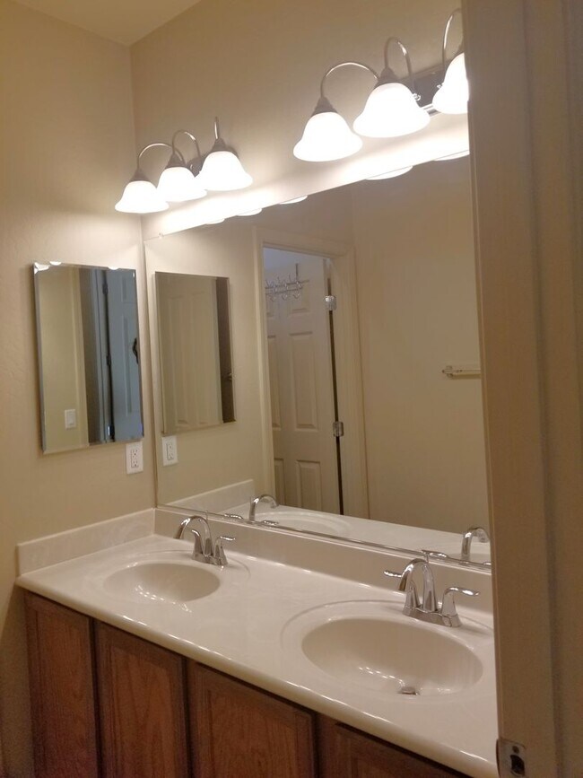 Building Photo - Beautiful, Pet Friendly, Multi-level, 2110 sqft, Luxury Townhouse w/A/C! 3 Bed, 2.5 Bath, + Loft ...