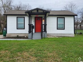 Building Photo - 3/2 Near Fort Sam