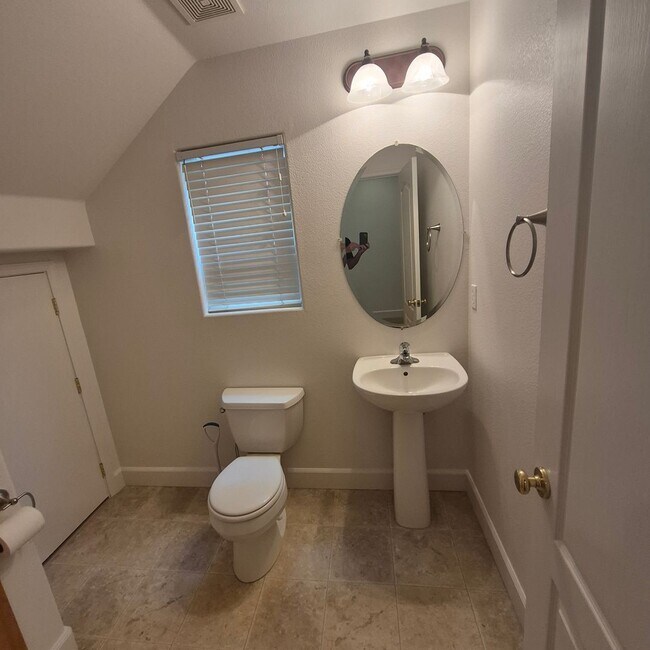 Building Photo - Natomas Home available for Speedy Move in.