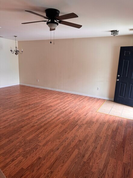 Building Photo - 530 Candida Dr