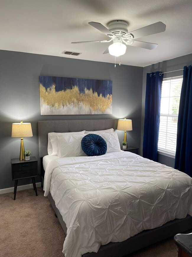 Building Photo - Beautiful 3 bed 2.5 bath condo with gorgeous hard wood floors.