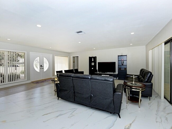 Building Photo - 5979 Pinebrook Dr