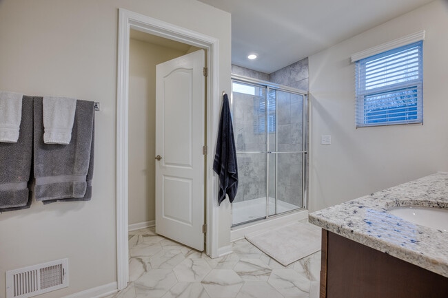 Building Photo - 2832 Fairgrove Cres