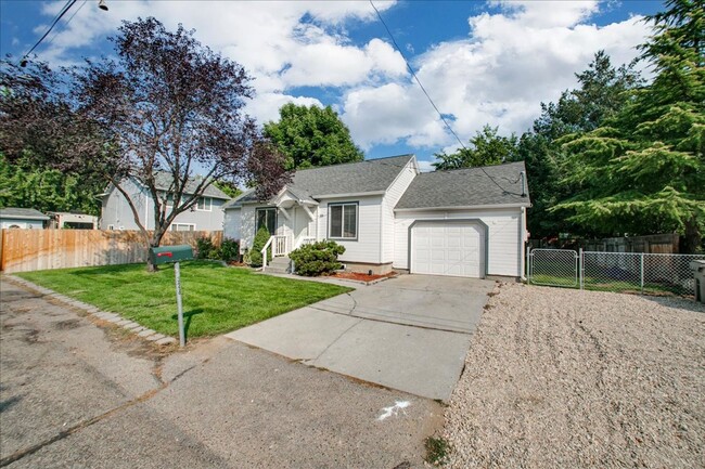 Building Photo - Bungalow Style Home in SE Boise