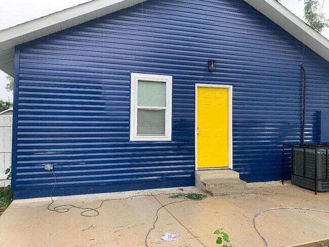 Building Photo - Midtown Charm!  Updated 3BR/2BA house