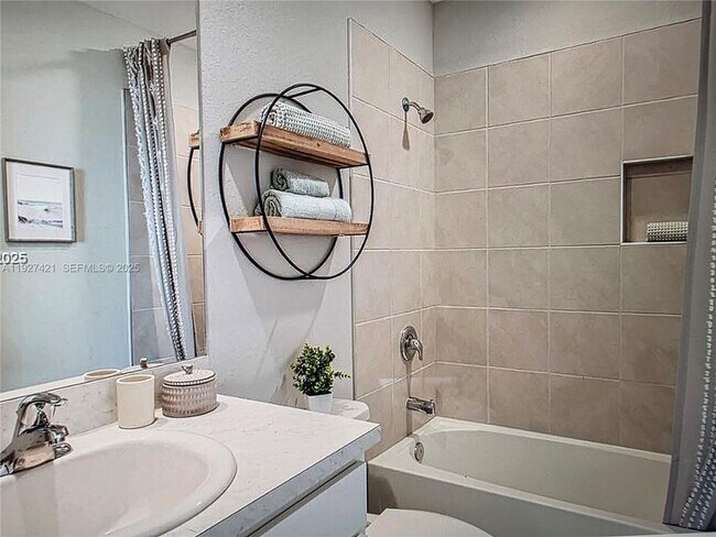 Building Photo - 261 NE 16th St