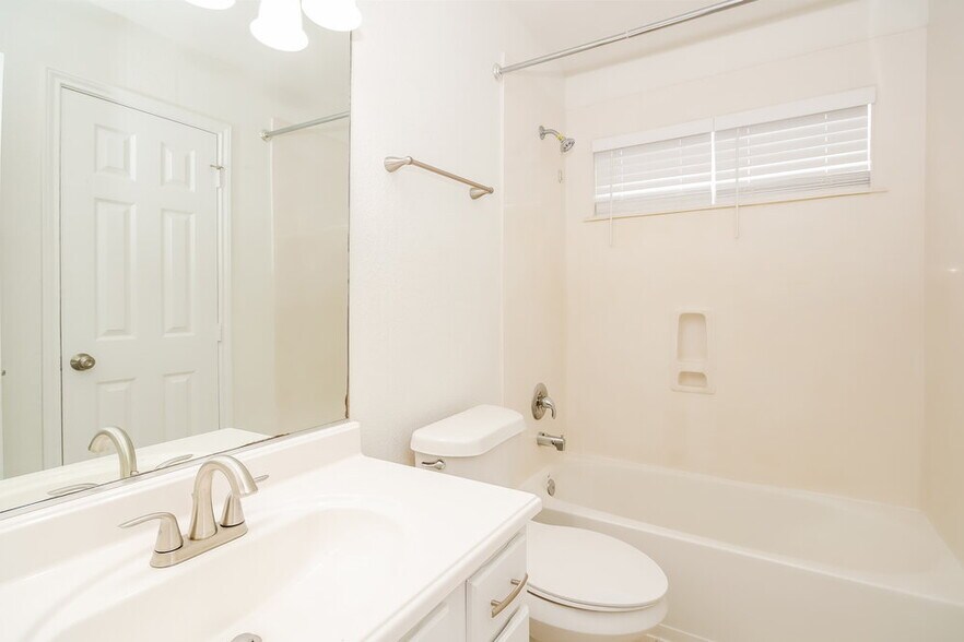 Building Photo - 13707 Broad Oaks Ln