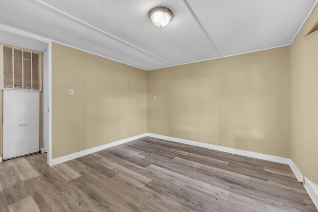 Building Photo - Cozy 3-bed 2-bath in a quiet spot.