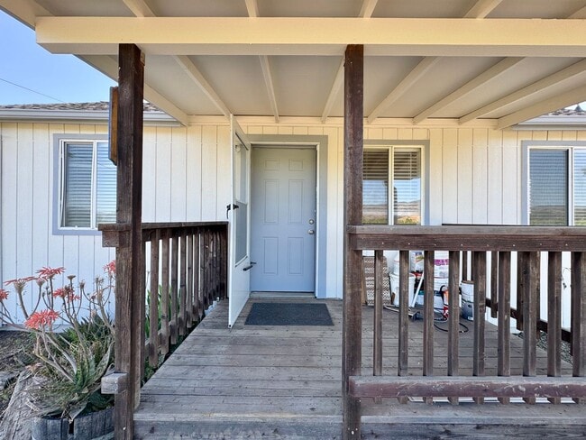 Building Photo - Rare, 2 Bedroom, 1 Bathroom Vineyard Cottage