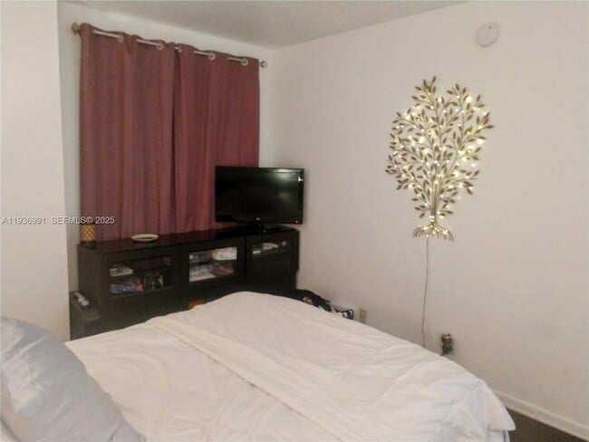 Building Photo - 609 NE 13th Ave