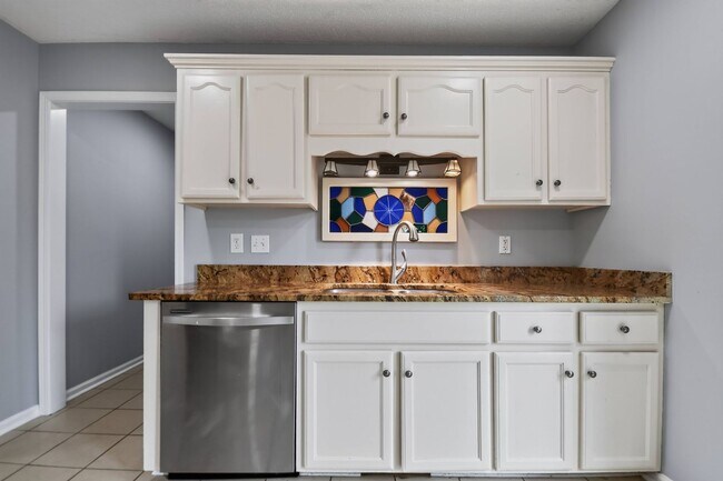 Building Photo - Pet Friendly on Three Acres!