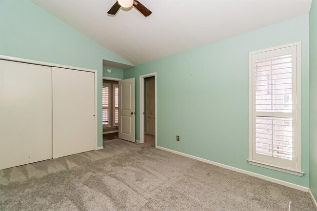 Building Photo - 208 Crescent Bluff