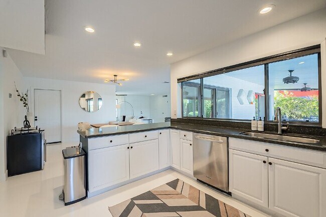 Building Photo - 10610 N 35th St