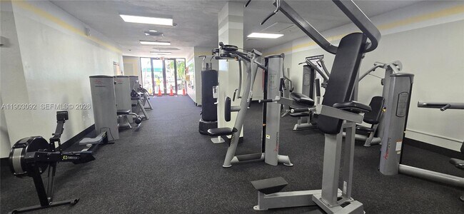 Building Photo - 400 Kings Point Dr