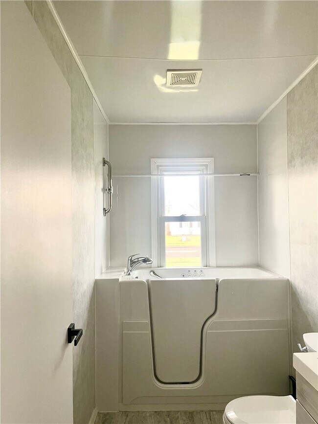 Building Photo - 218 Lynhurst Ave