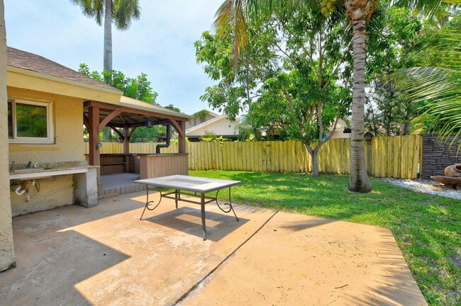 Building Photo - 7813 Kenway Pl W