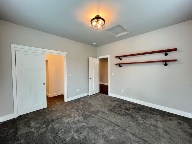 Building Photo - Beautiful and Newer 4 Bedroom 2.5 Bathroom Craftsman attached House close to the Columbia River! ...