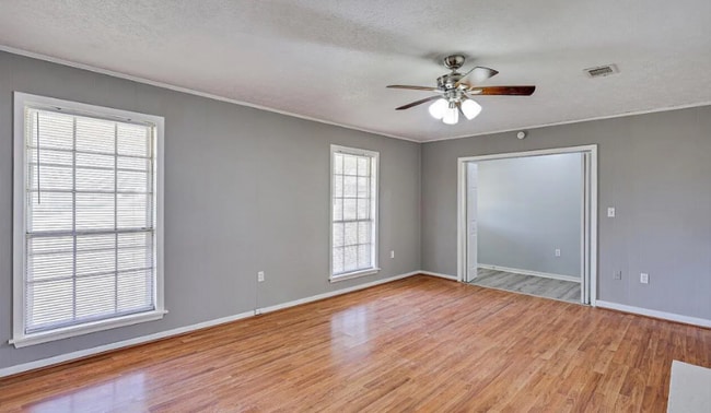 Building Photo - 221 Pecan Hill Dr