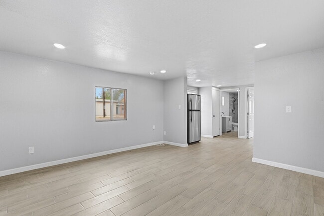 Building Photo - 593 Myra St