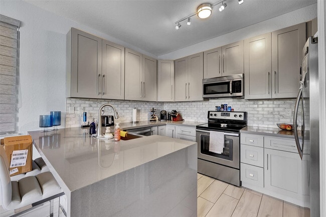 Building Photo - 150 Jacaranda Country Club Dr