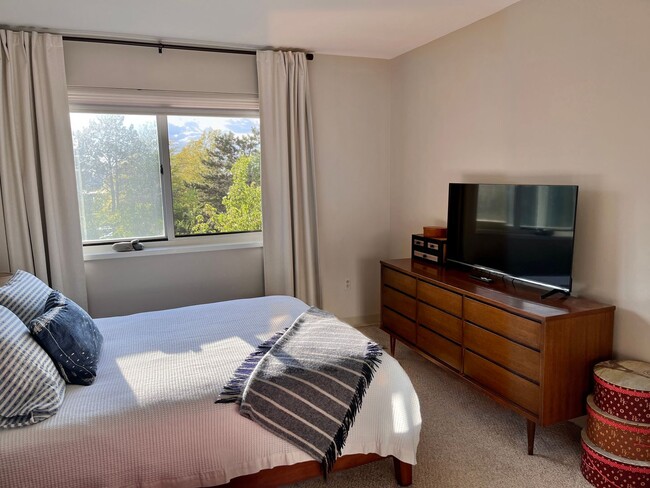 Building Photo - South Portland 2BD/1BA with Balcony at Bre...