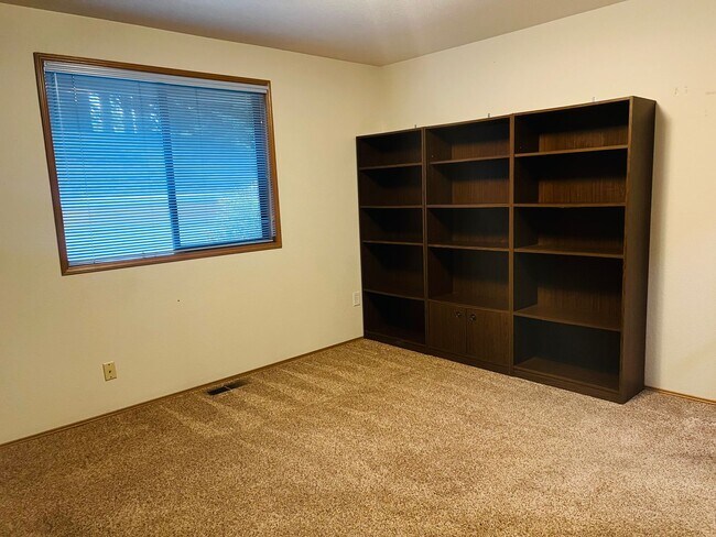 Building Photo - Charming Rambler 3-Bed/2-Bath Available Now!