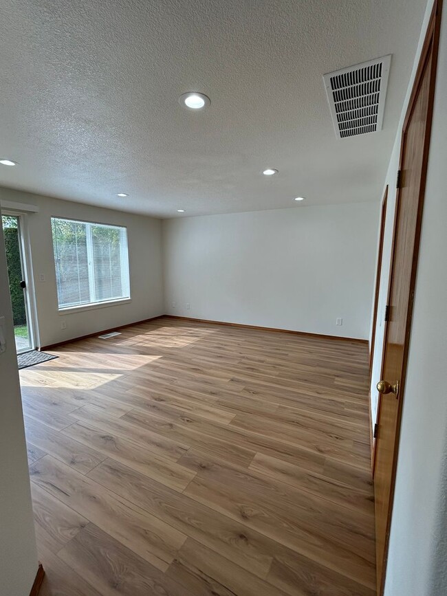 Building Photo - Newly Remodeled 4B/2.5Ba in East Vancouver!